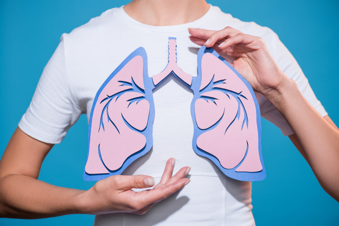 Numărul cazurilor de CANCER pulmonar sunt în creștere la persoanele nefumătoare. Care este principala cauză