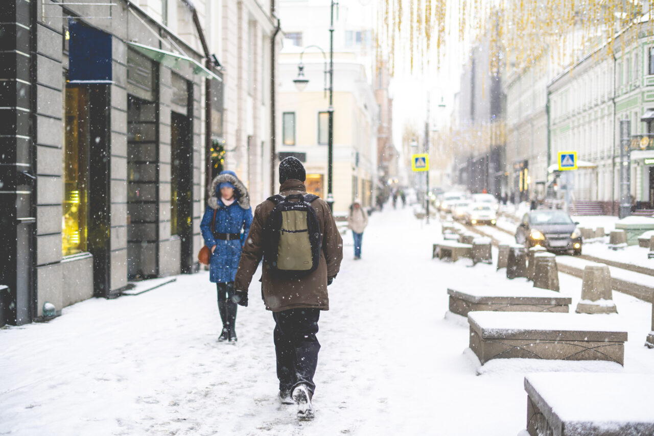 Prognoză meteo specială pentru București: Noi ninsori, strat de zăpădă de până la 14 centimetri și GHEȚUȘ luni dimineața