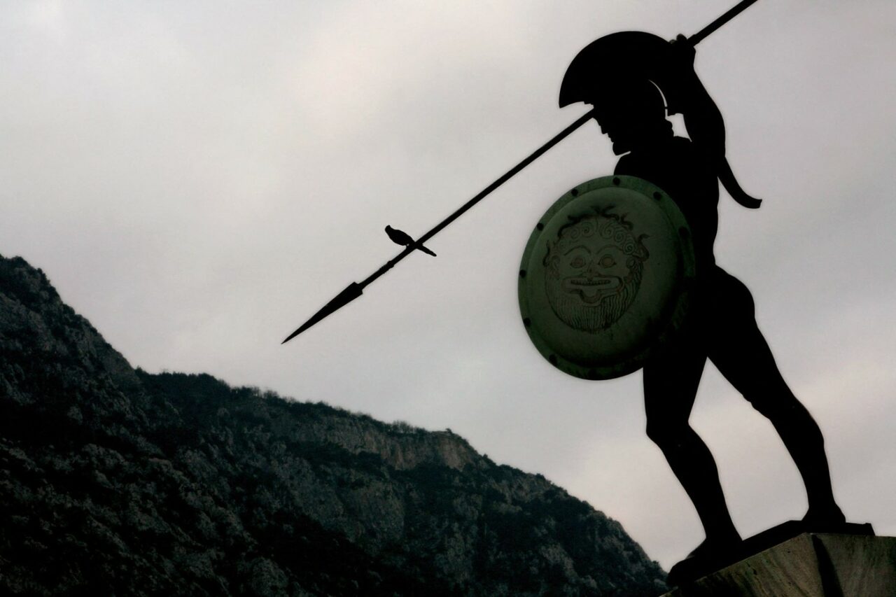 Provocare extremă pe TikTok: O adeptă a lui Călin Georgescu își crește bebelușul în stil SPARTAN, făcându-i baie într-o cadă cu zăpadă