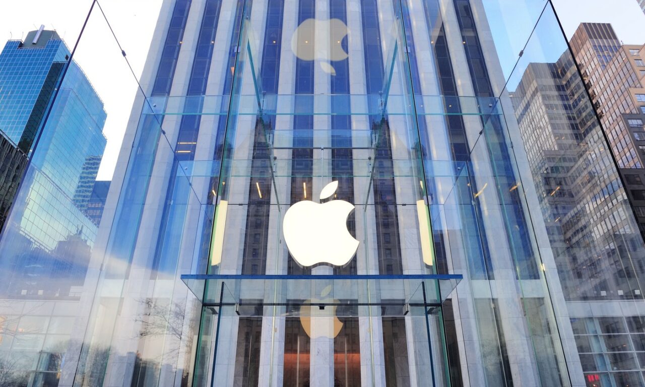 Trump solicită companiei Apple să pună capăt POLITICILOR de diversitate, în contextul în care majoritatea acționarilor au votat în favoarea acestora