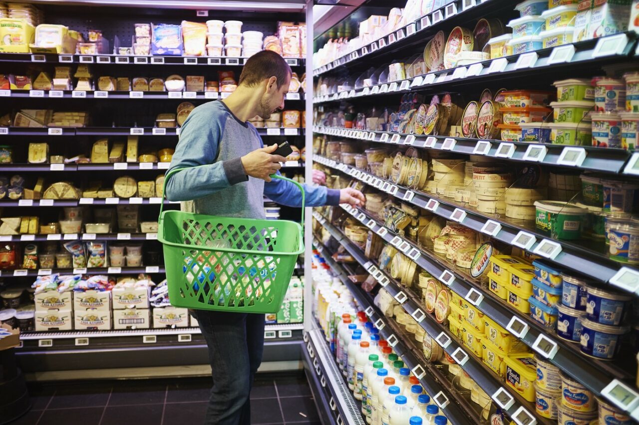 Românii economisesc bani și reduc risipa alimentară. Produsele cu DISCOUNT, tot mai căutate în supermarketuri