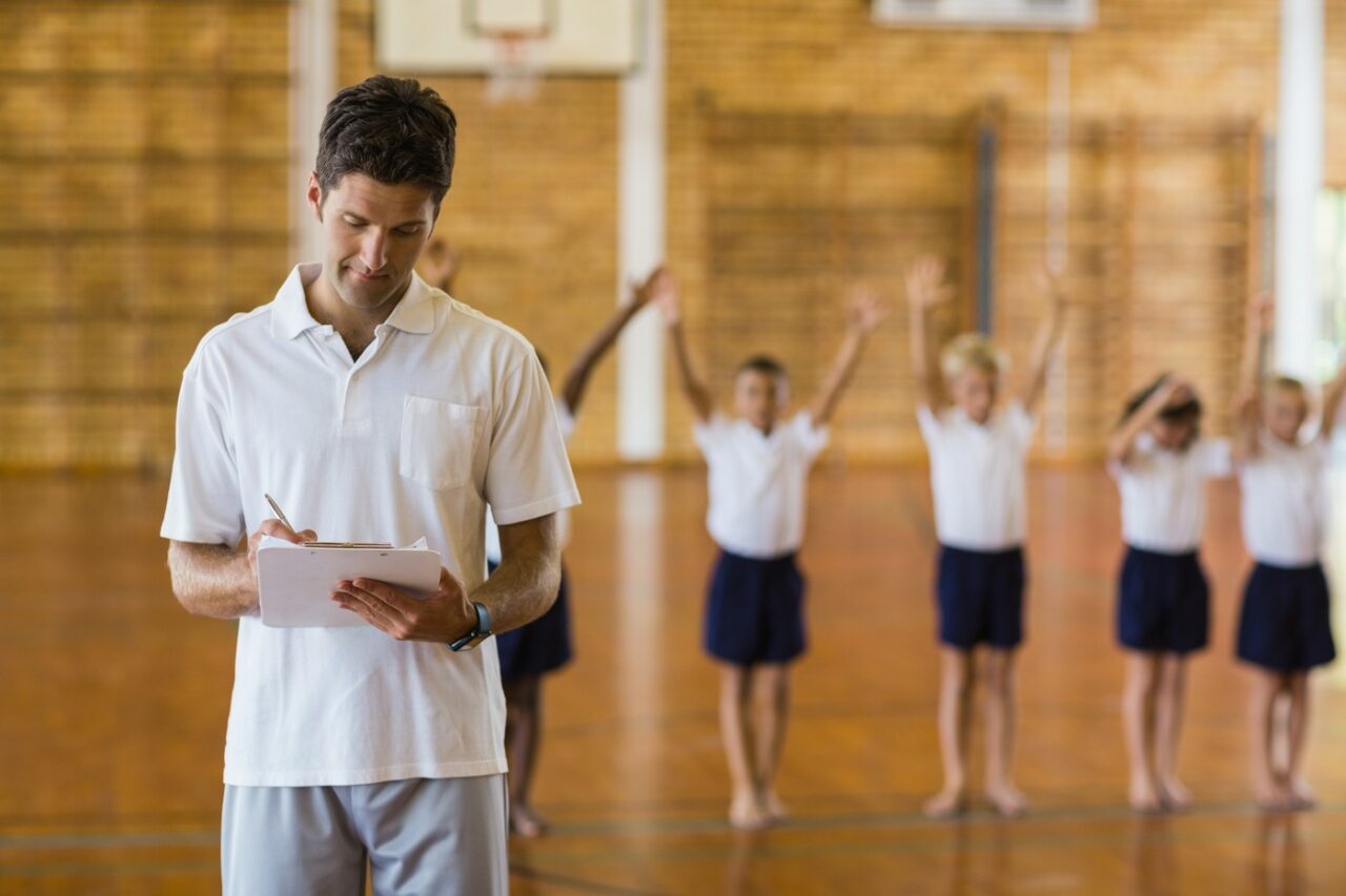 Tinerii români fac prea puțin SPORT la școală. Ce schimbări pregătește Ministerul Educației