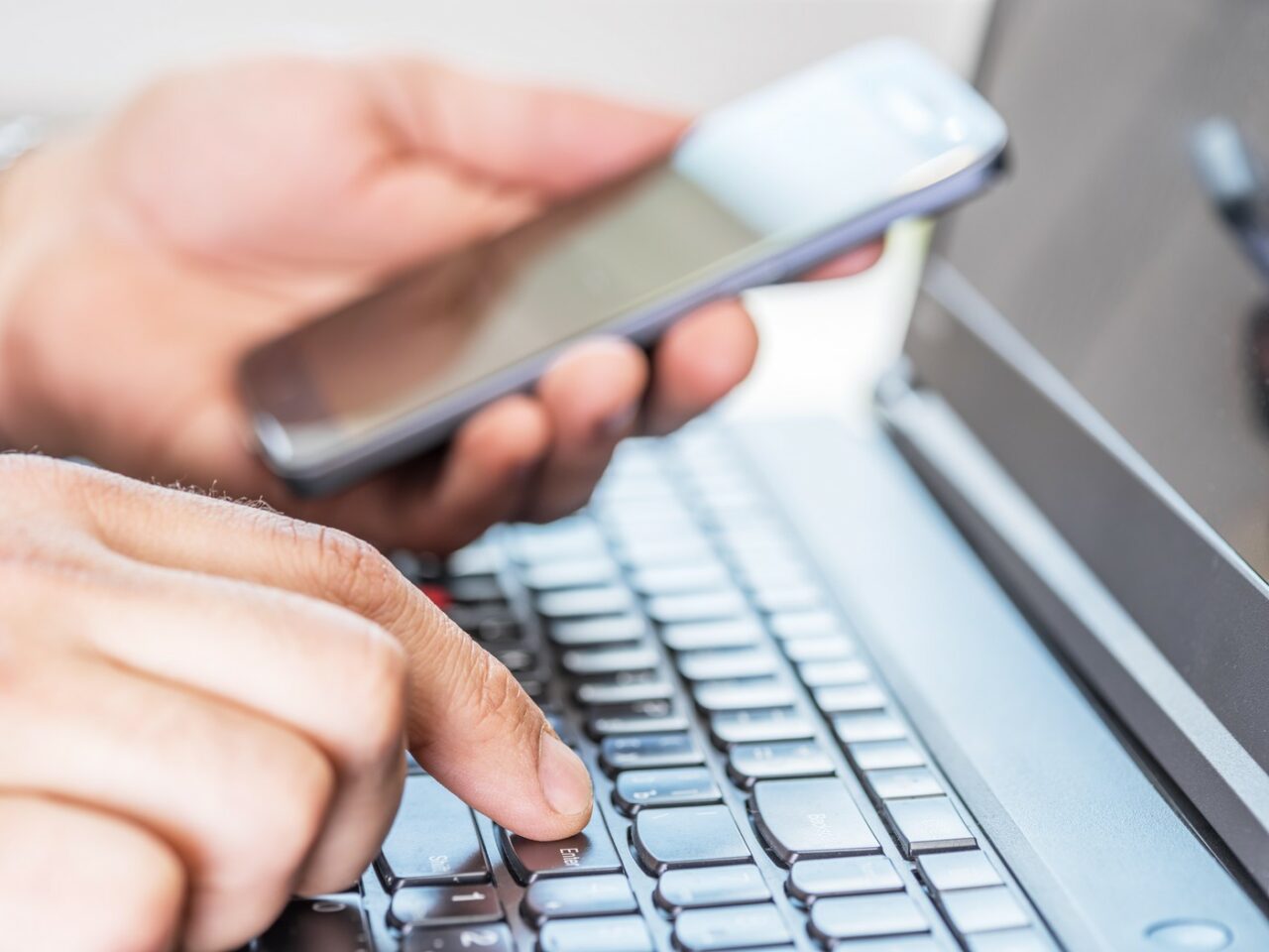 Noua metodă de FRAUDĂ online. Victime păcălite să voteze într-un concurs fals