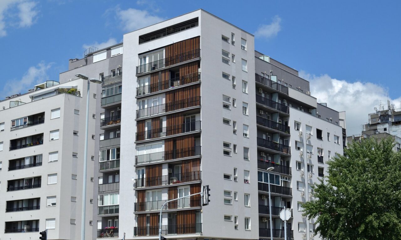 CHIRIILE ating niveluri record! Tot mai mulți români iau în considerare achiziția unui apartament datorită ratelor bancare mai avantajoase