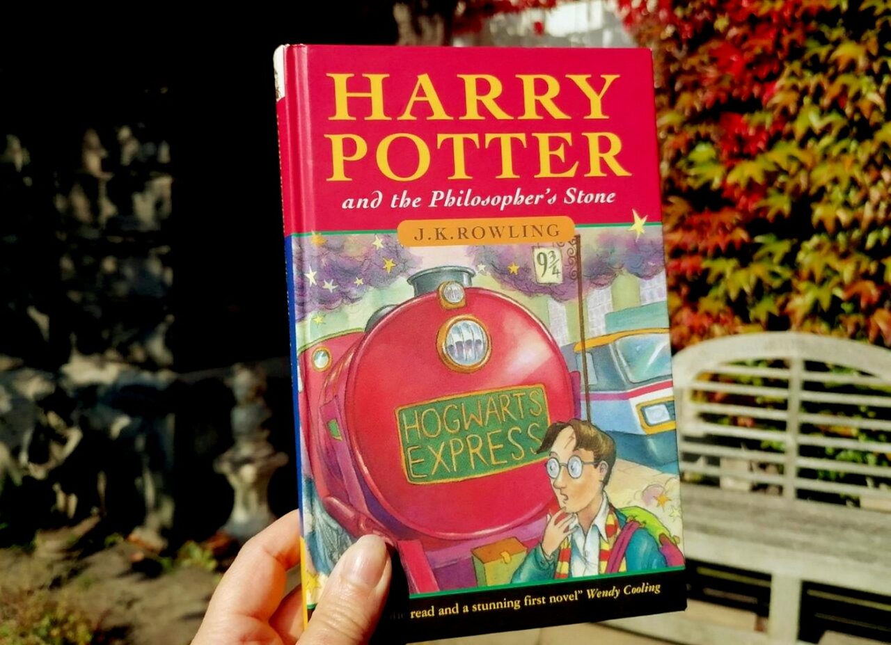 Suma uluitoare cu care s-a vândut un exemplar al primei cărți „Harry Potter” la o LICITAȚIE din Marea Britanie