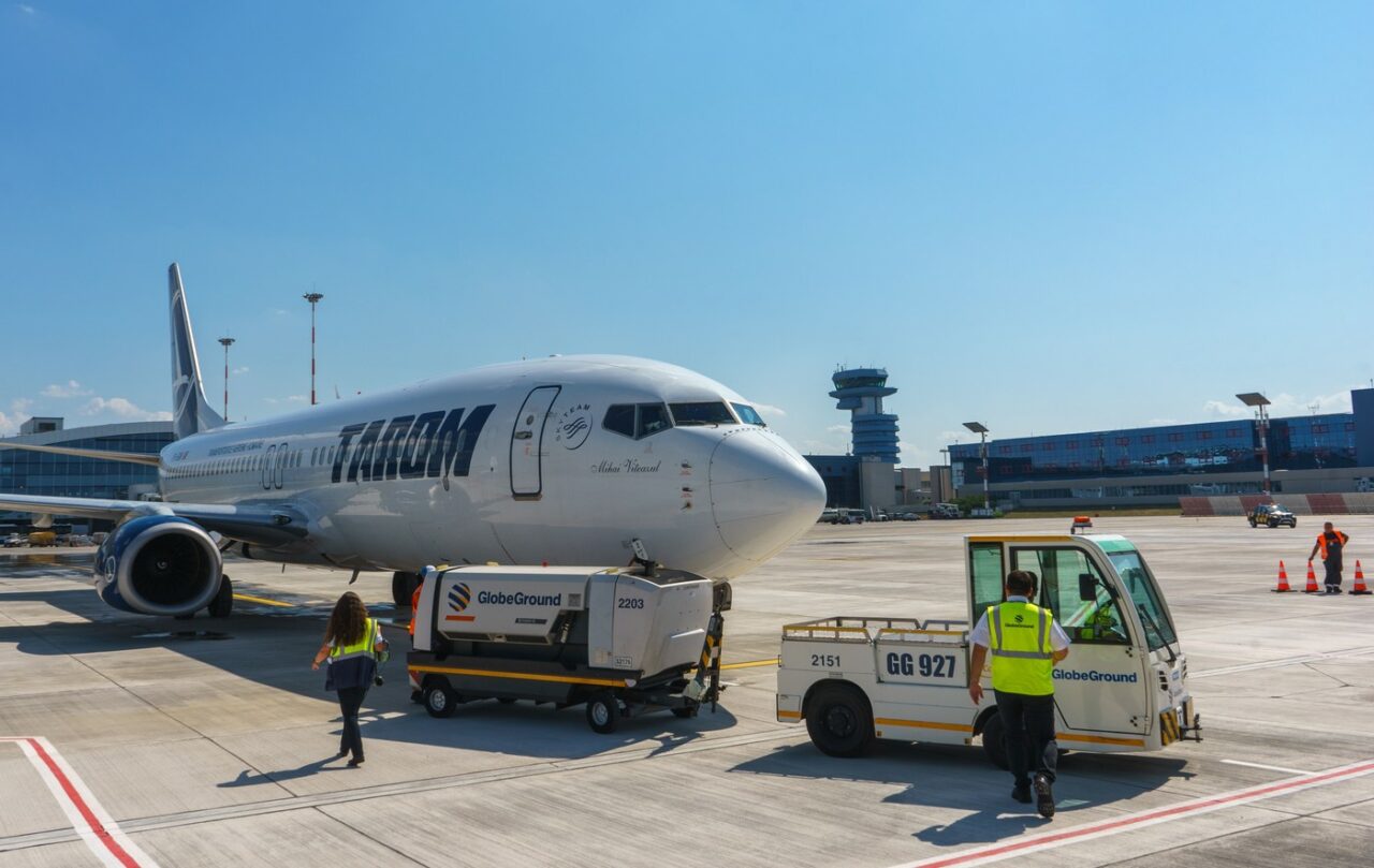 Incident grav pe Aeroportul Otopeni. Un avion Boeing 737 al TAROM, avariat de bucăți de asfalt sărite din calea de rulare