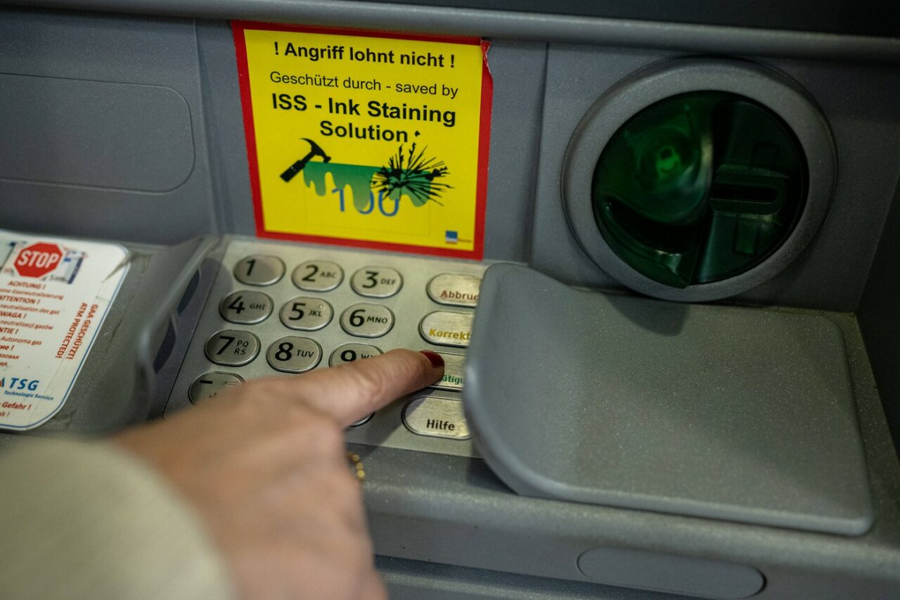 Vrei să scoți bani de la bancomat dar ai UITAT cardul acasă? Metode sigure prin care poți retrage banii fără cardul fizic
