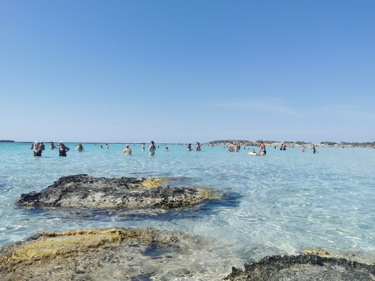 Cea mai frumoasă plajă din Grecia care este considerată un adevărat paradis, cunoscută pentru nisip fin și apa de culoarea turcoazului