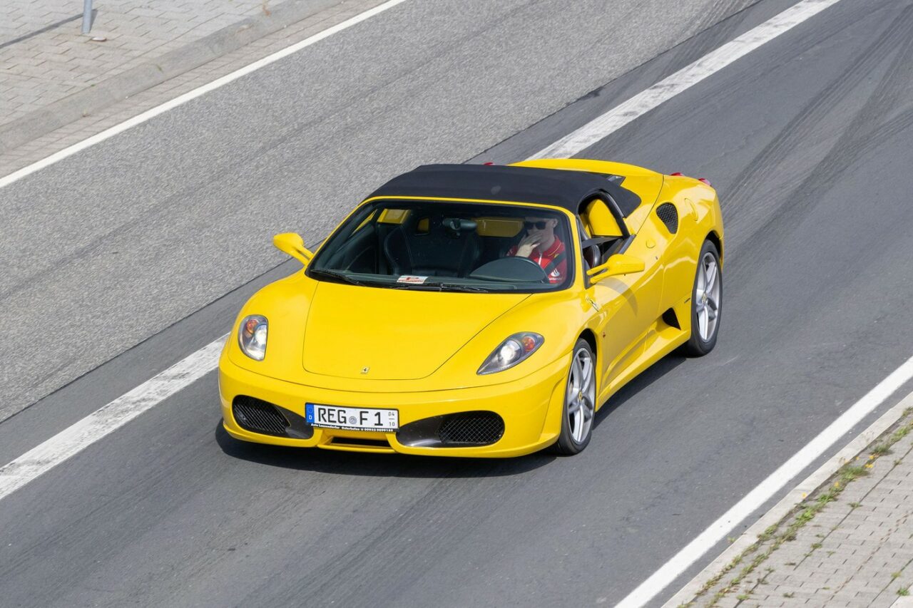 Momentul în care angajatul unui showroom distruge o mașină FERRARI în valoare de jumătate de milion de euro