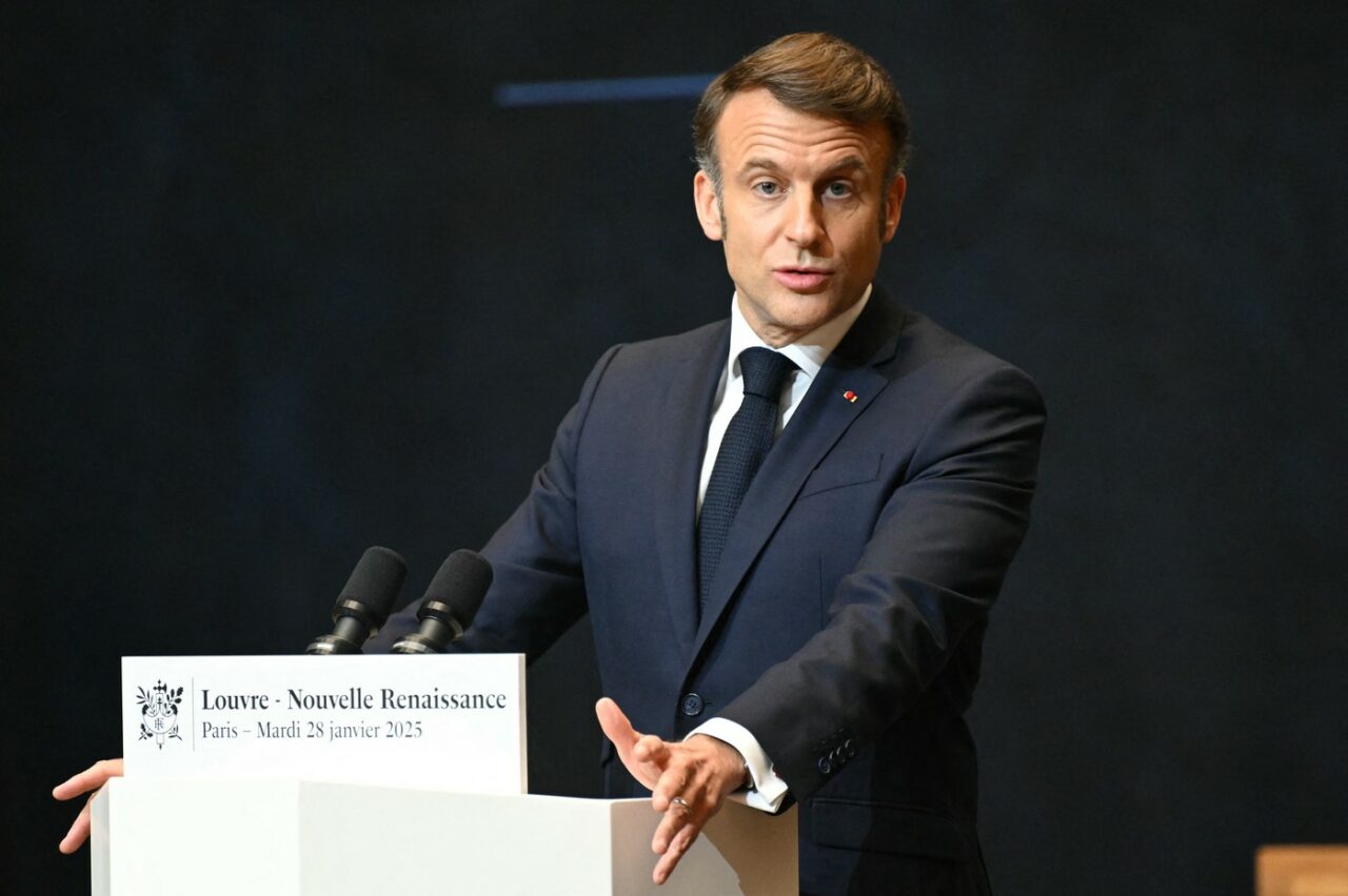 Emmanuel Macron „a luat foc” după ce a văzut o lucrare de artă care îl înfățișează DECAPITAT. Ce a spus artistul?