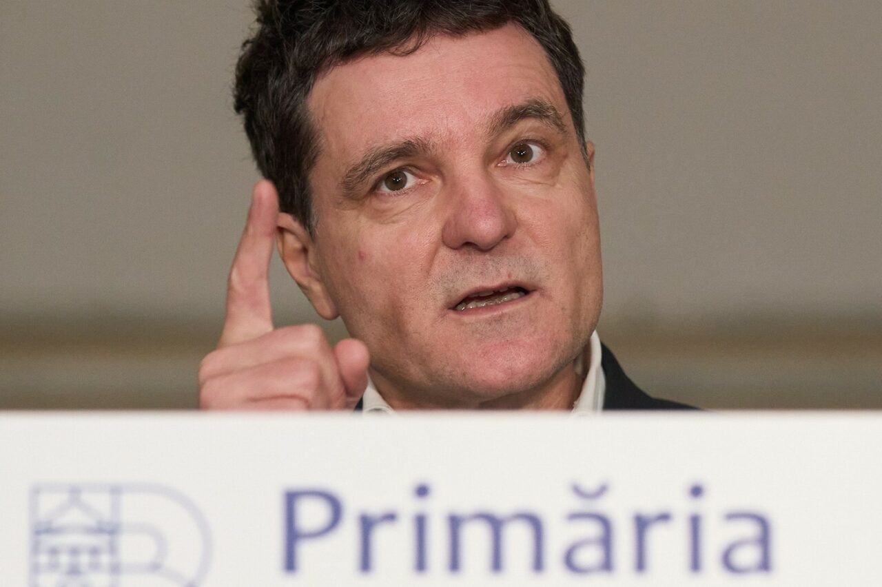 Nicușor DAN lămurește cine trebuie să curețe zăpada de pe străzile Capitalei/ „Sunt exclusiv în sarcina primăriilor de sector”