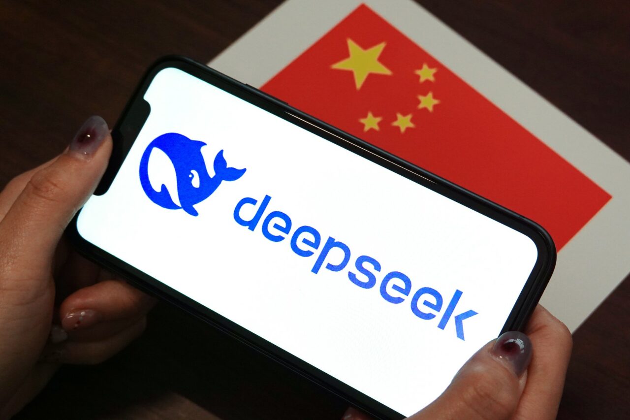 Raport NewsGuard: DeepSeek, “o mașinărie de DEZINFORMARE” care răspândește propaganda Chinei