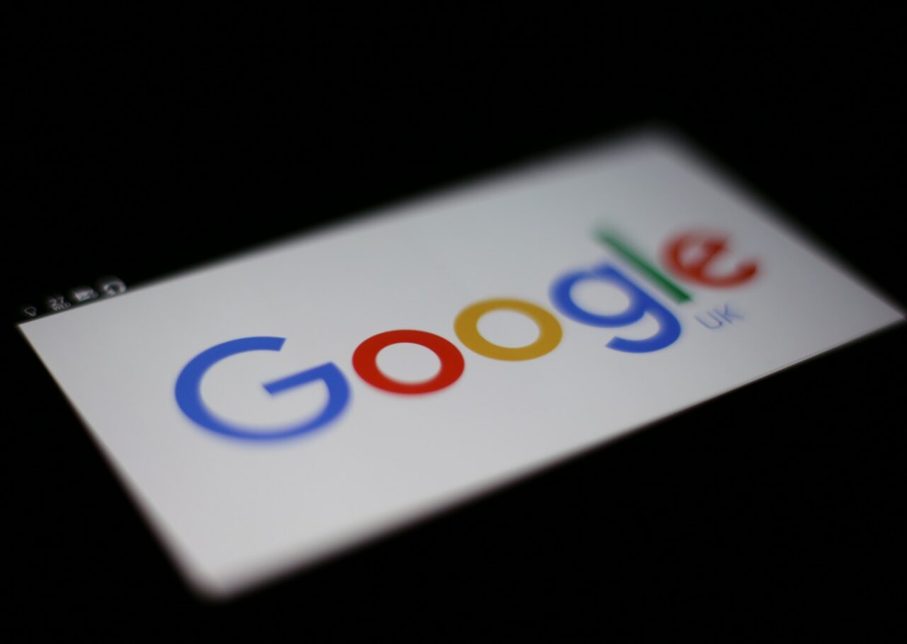 Google RENUNȚĂ la interdicția privind utilizarea inteligenței artificiale pentru dezvoltarea de ARME și instrumente de SUPRAVEGHERE
