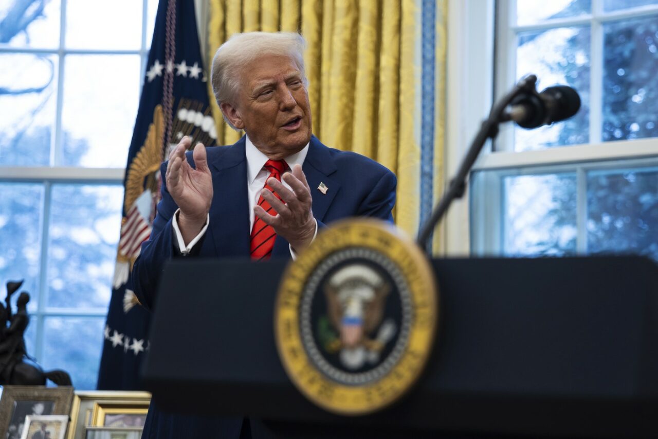 Bloomberg: Administrația TRUMP pregătește prezentarea unui plan de oprire a războiului Rusiei cu Ucraina