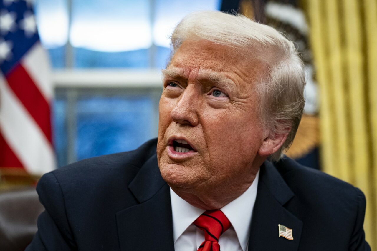 Donald Trump a SEMNAT decretele care majorează taxele vamale pentru importurile de oțel și aluminiu la 25%, „fără excepții sau scutiri”