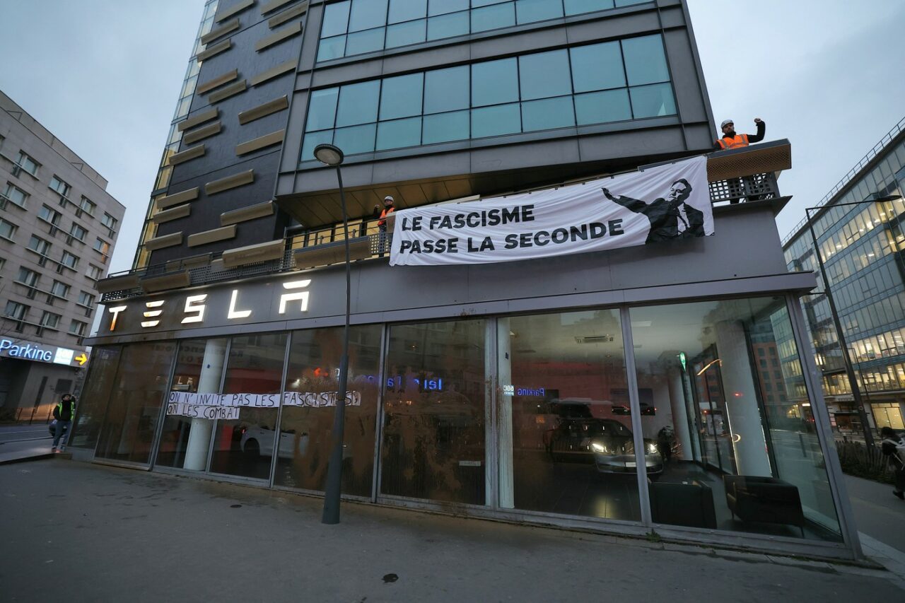 Sediul central al Tesla din Franța, INVADAT de activiștii de mediu