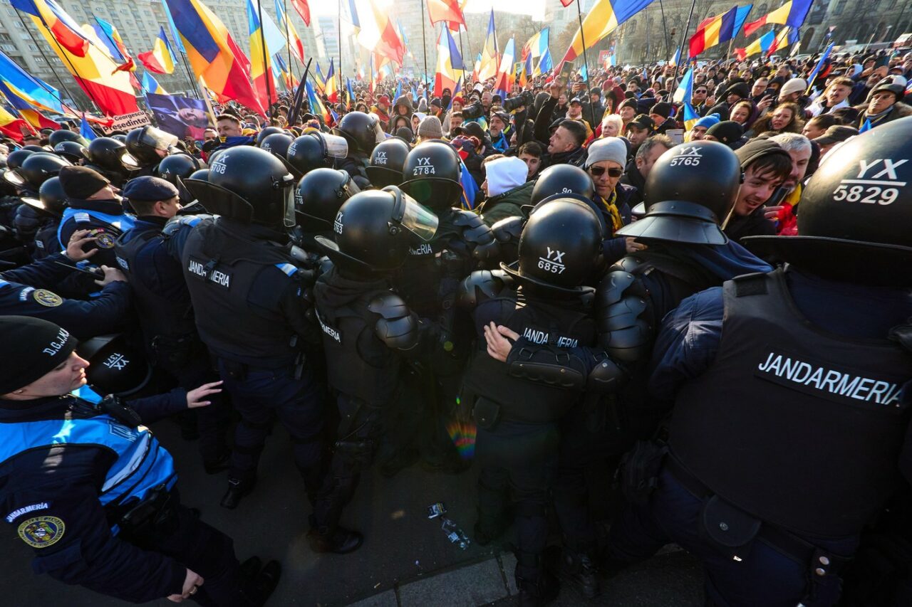 Jurnalistul care l-a intervievat pe GEORGESCU susține că autoritățile blochează accesul protestatarilor în București, dar imaginile nu sunt recente