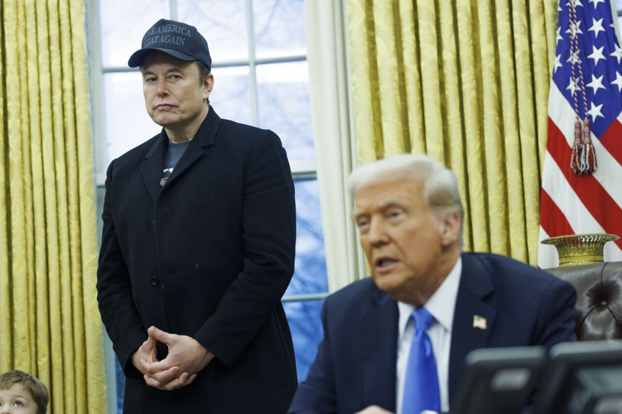 Donald TRUMP le cere agențiilor federale să pregătească reduceri importante de personal. Musk: „Mă aștept să mi se facă un control proctologic zilnic”