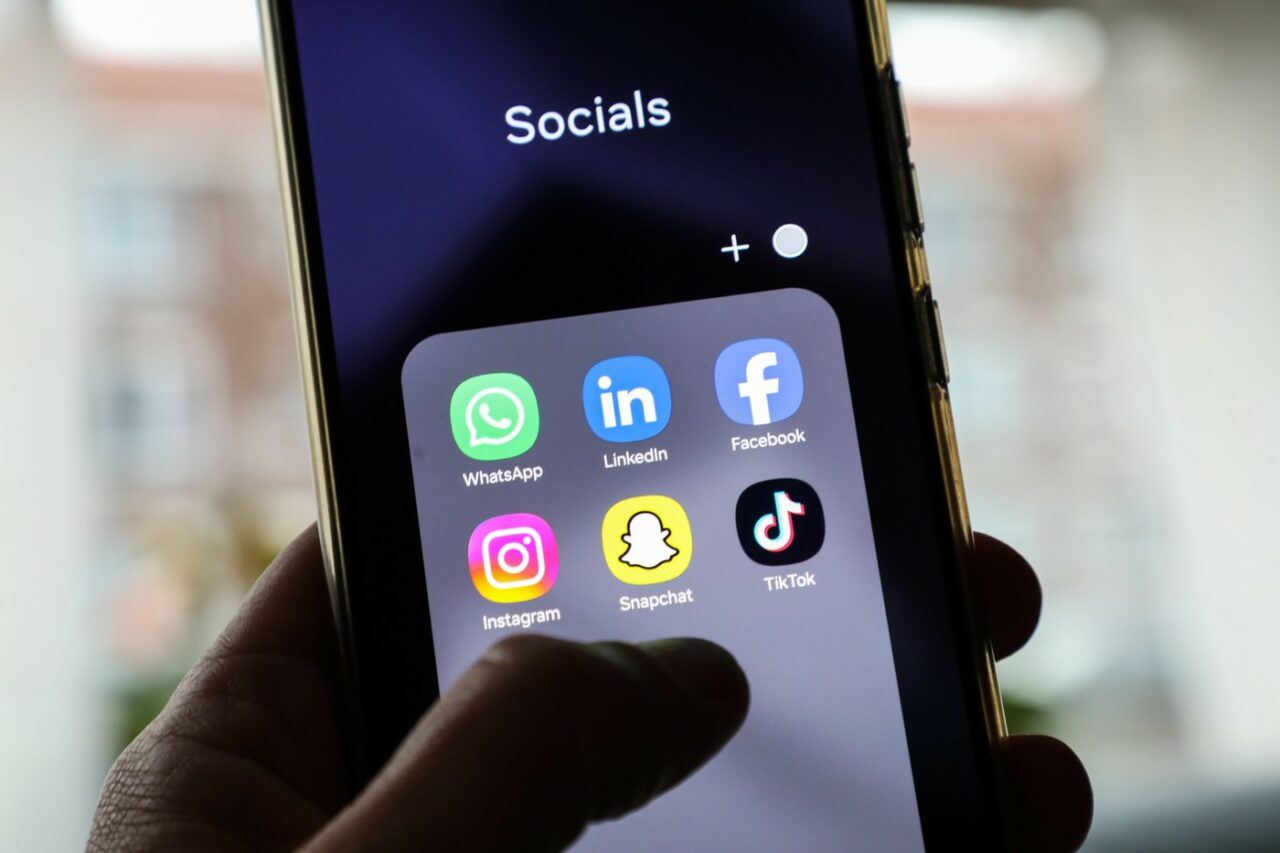 O nouă metodă de FRAUDĂ pe WhatsApp. Cum a rămas o bătrână fără 3.843 de lei din cauza hackerilor