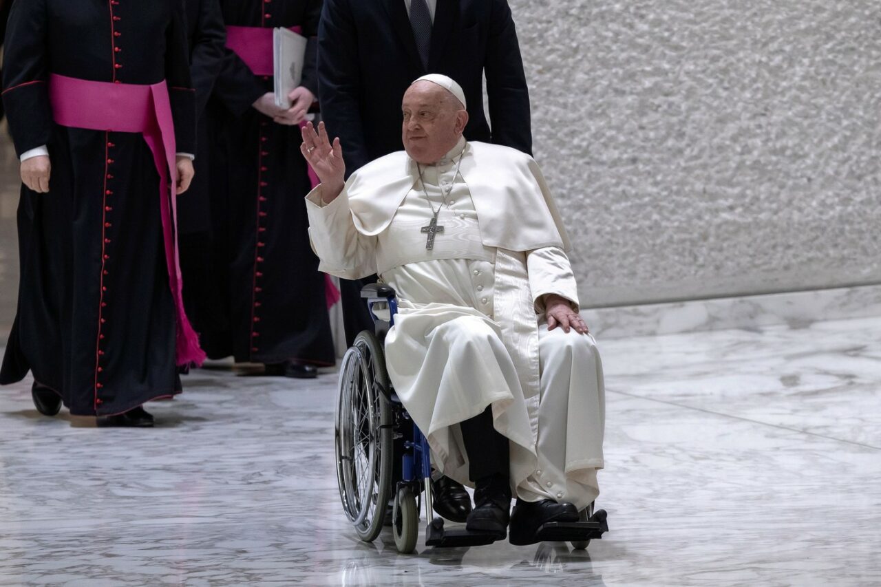 Papa Francisc ar putea abdica din motive de SĂNĂTATE, susține cardinalul Gianfranco Ravasi / Vaticanul nu exclude o posibilă demisie