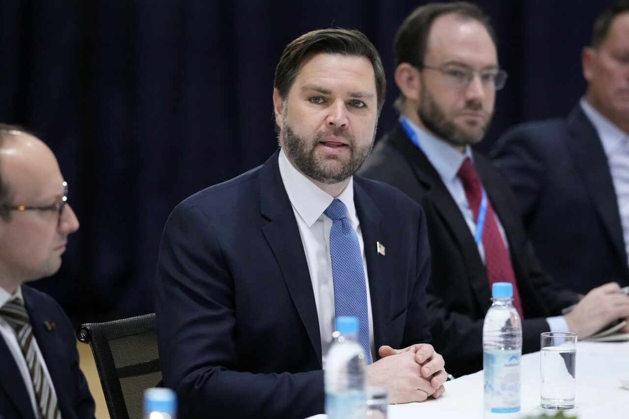 JD Vance: SUA ar putea impune SANCȚIUNI Rusiei dacă nu acceptă un acord de pace BUN cu Ucraina. Europenii să cheltuiască mai MULT pe apărare