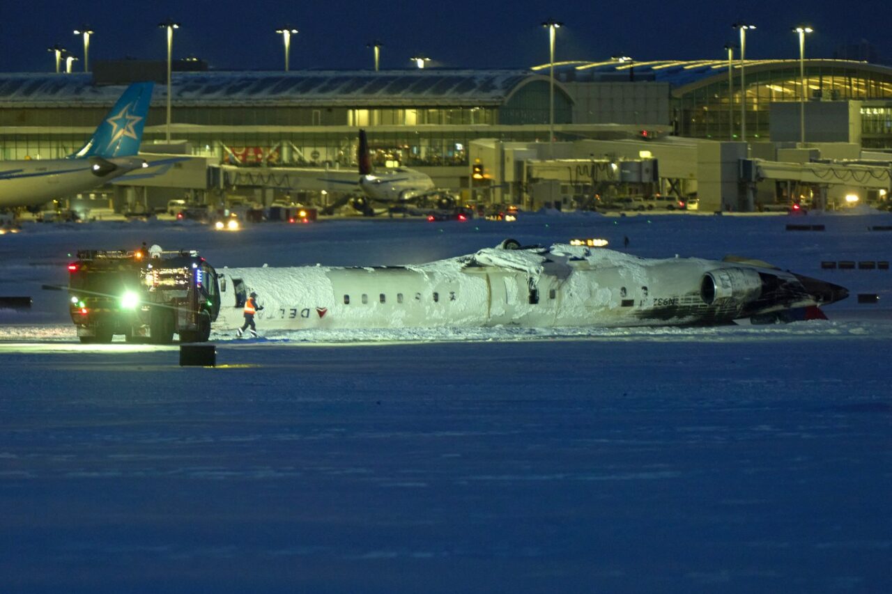 Apar primele imagini filmate de pasagerii aeronavei RĂSTURNATE pe cel mai mare aeroport din Toronto. Autoritățile continuă ancheta