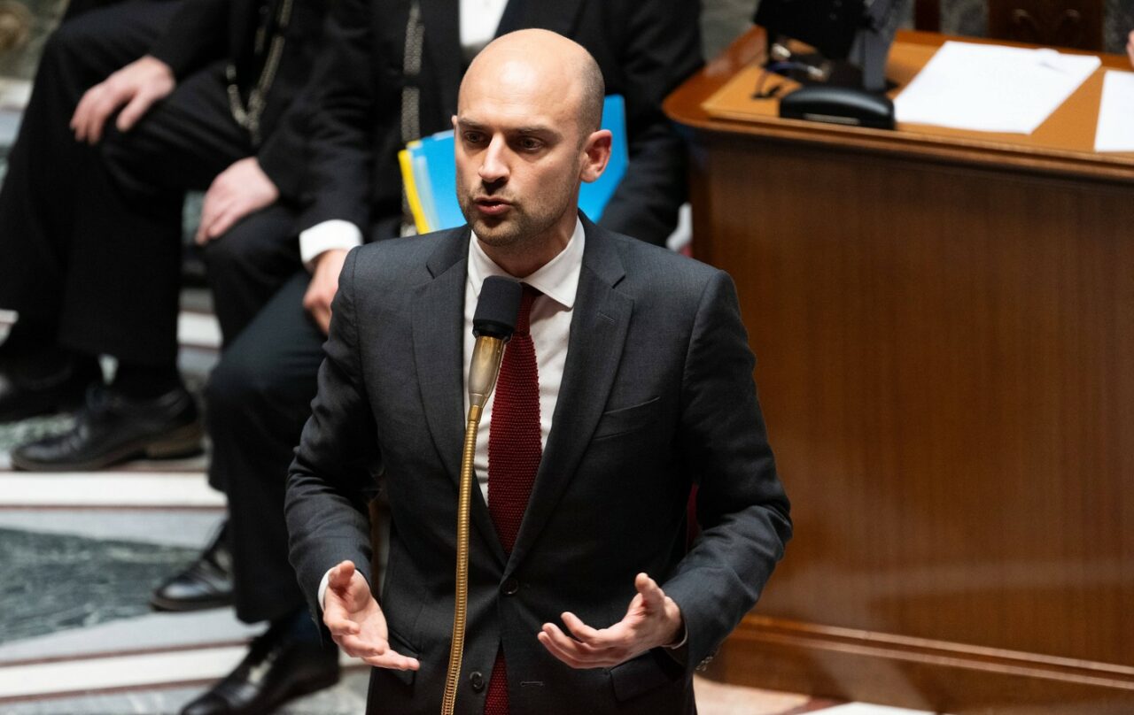 Algeria își exprima „surprinderea” față de restricțiile de acces anunțate de Franța/ Dezbatere în Guvernul francez pe tema imigrației