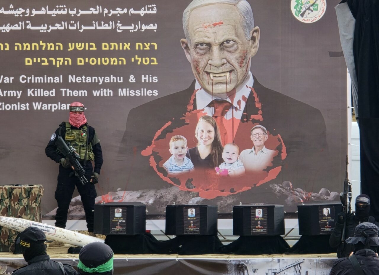Hamas a predat Crucii Roșii cadavrele a patru ostatici, inclusiv un copil de NOUĂ luni și un jurnalist care milita pentru drepturile palestinienilor