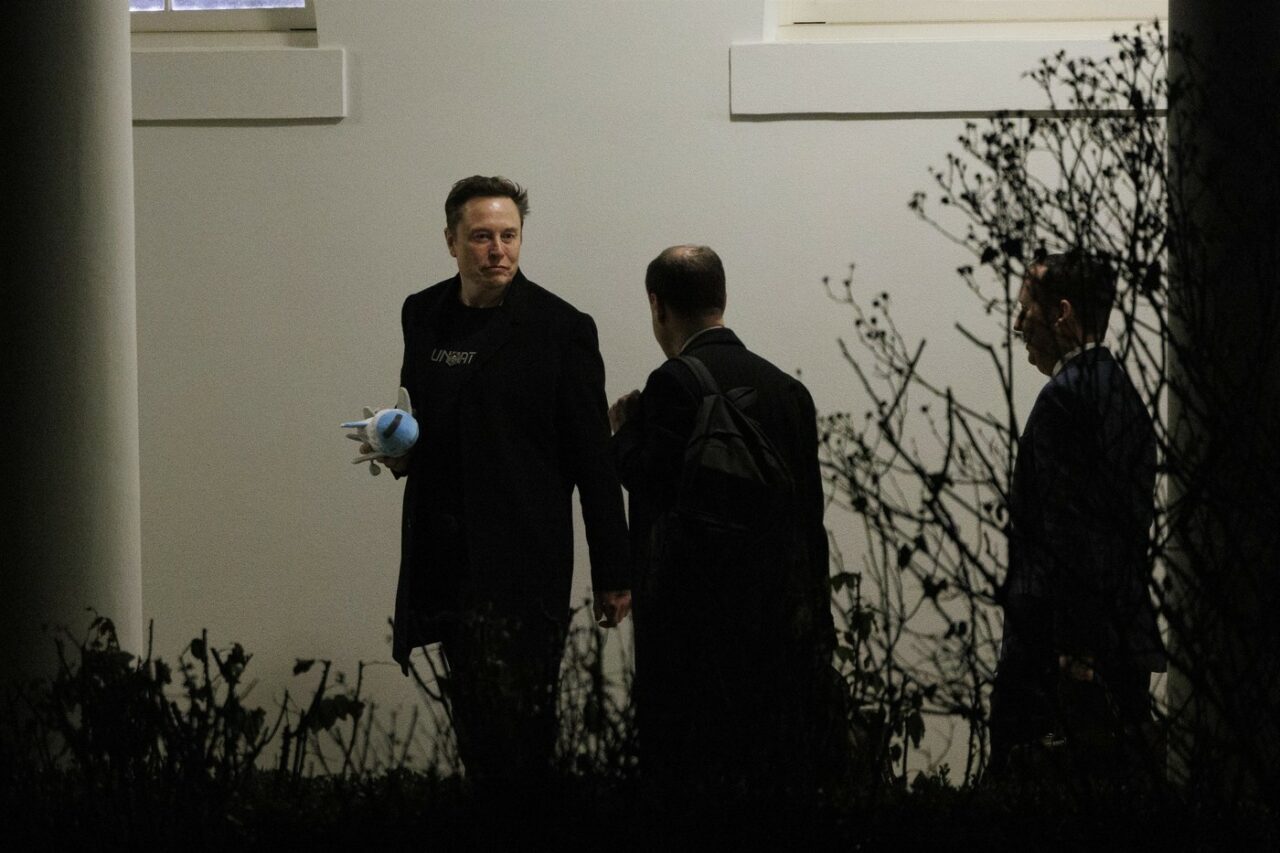 Elon Musk îl critică vehement pe președintele CCR, în contextul polemicilor privind anularea scrutinului prezidențial /„Este tiran, nu judecător”