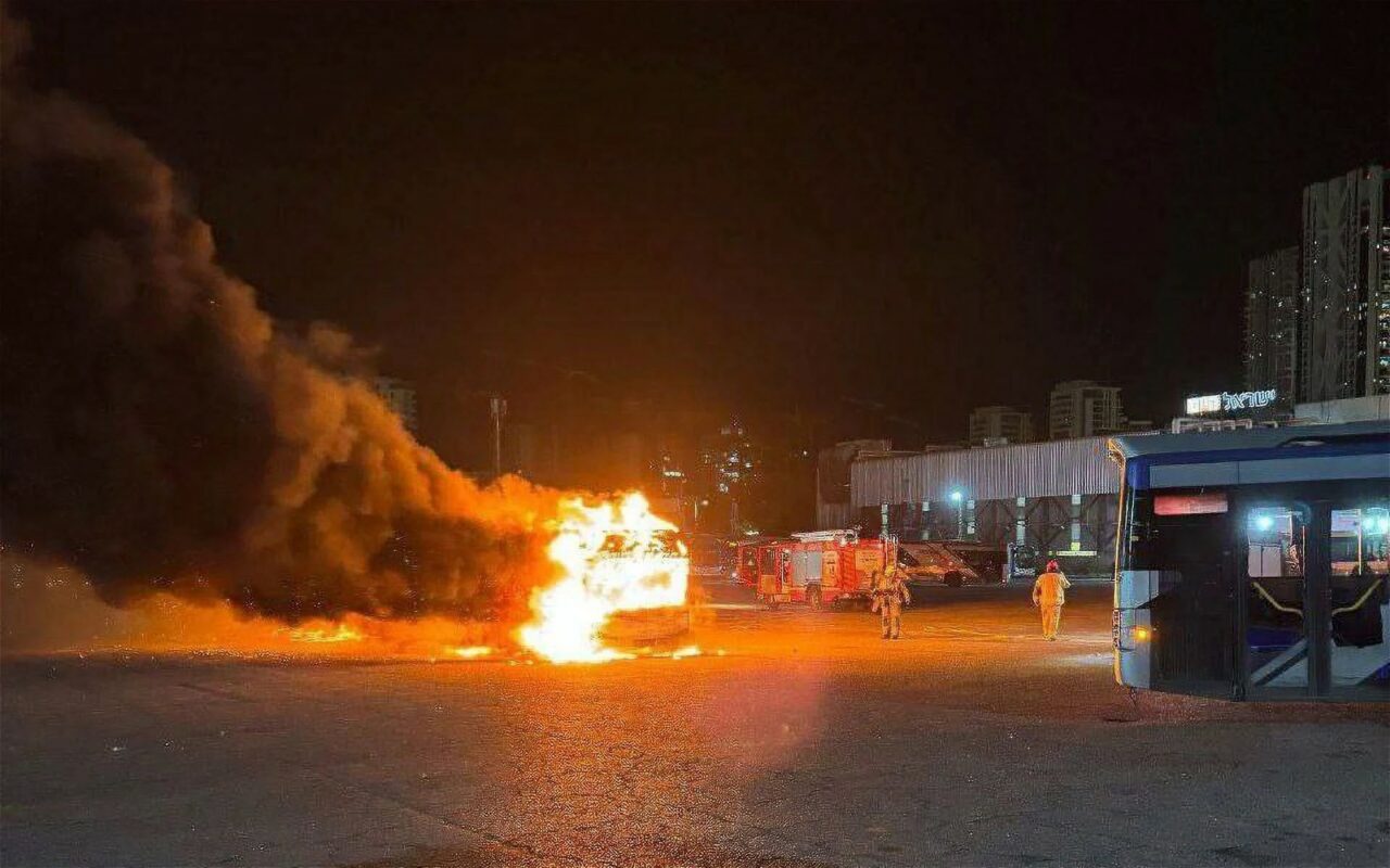 Trei autobuze au EXPLODAT în apropiere de Tel Aviv. Autoritățile vorbesc de un atac terorist, iar Benjamin Netanyahu amenință că va lua măsuri
