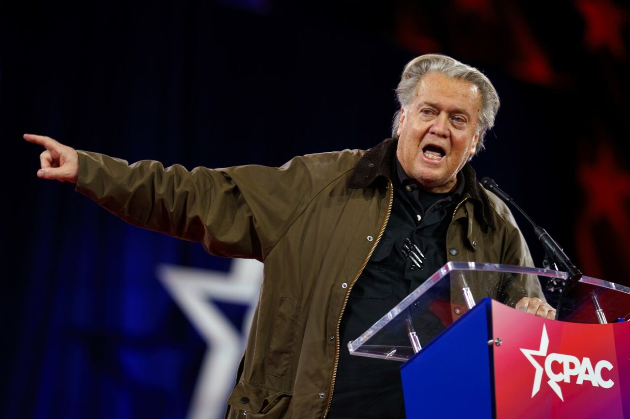 Steve Bannon ar fi făcut salutul „nazist” la CPAC. Politicianul francez naționalist Jordan Bardella și-a anulat discursul în urma gestului