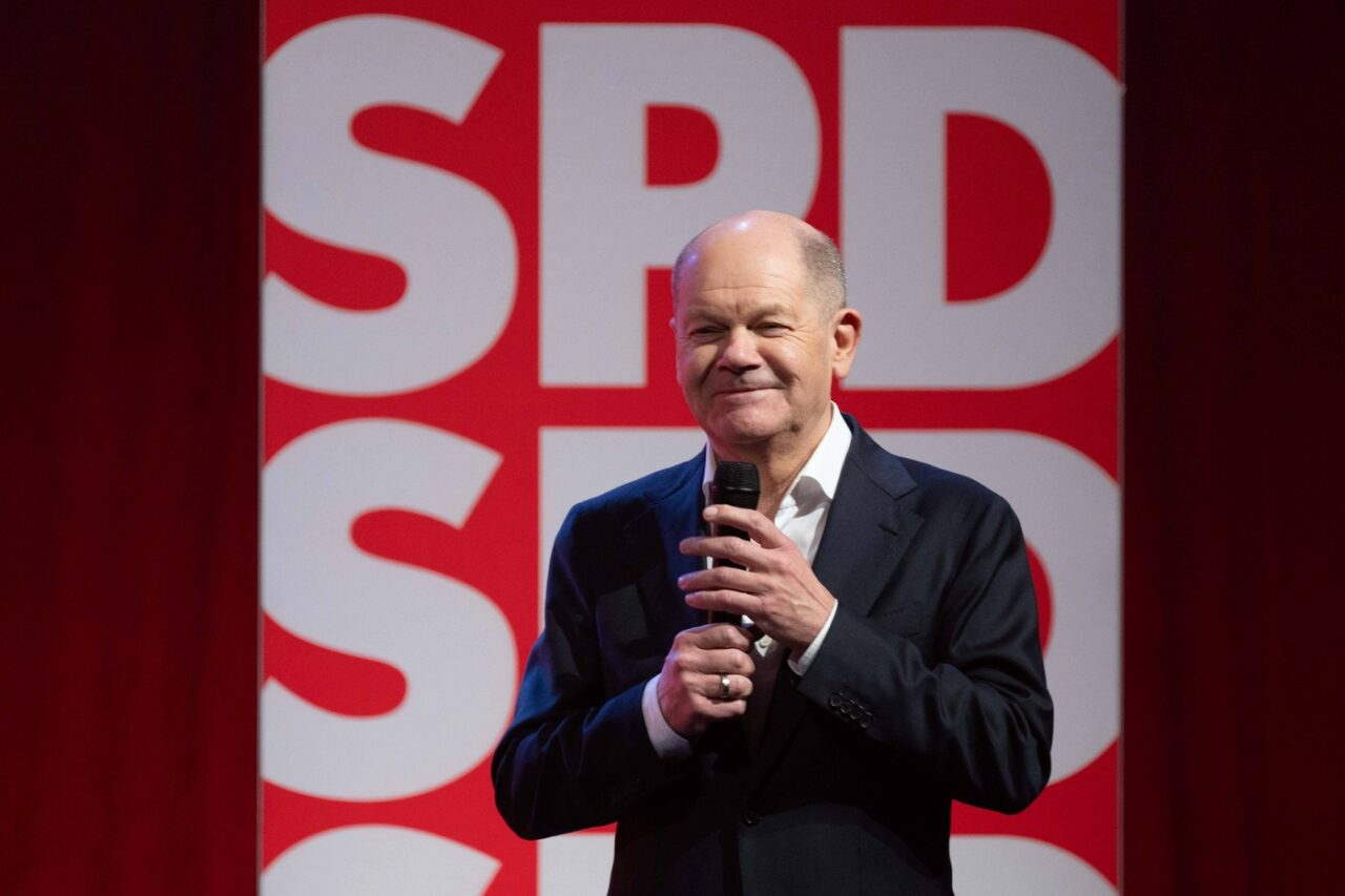 SCHOLZ îi cere lui Trump să invite Ucraina la masa negocierilor cu Rusia și așteaptă să fie consultate țările UE