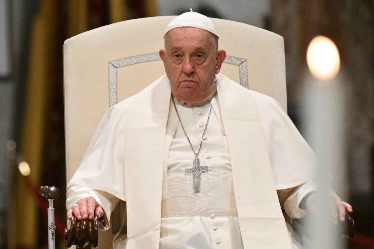 Papa Francisc, în stare critică pentru a doua zi la rând după o criză de insuficiență RENALĂ