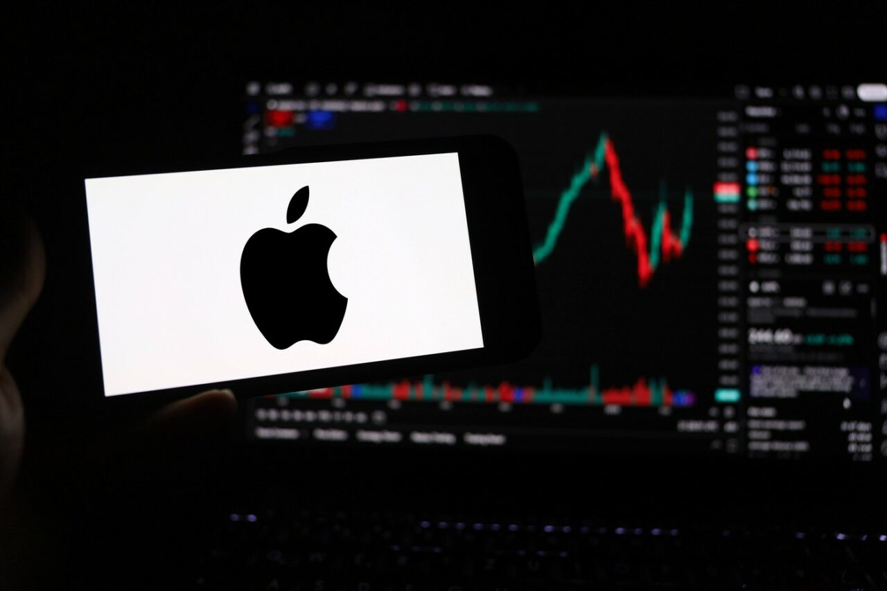 Planurile Apple: investiții de 500 de MILIARDE de dolari, o nouă fabrică de servere pentru AI în Texas și 20.000 de noi locuri de muncă în SUA