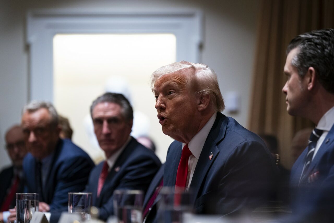 Trump anunță suspendarea ordinului de impunere a TAXELOR vamale pe importurile din Canada și Mexic, până pe 2 aprilie