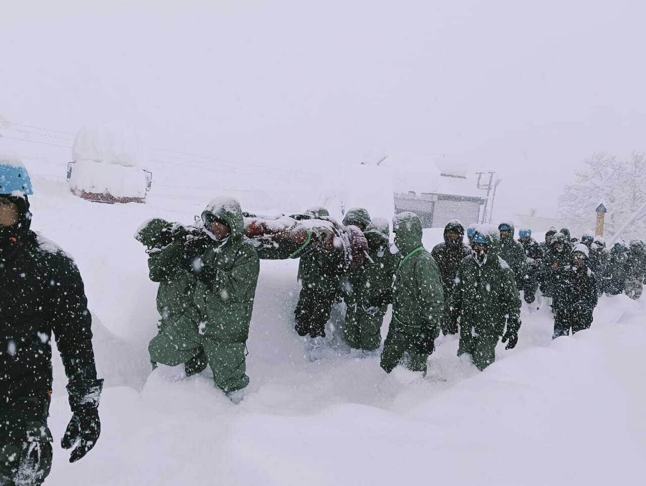 Zeci de persoane au fost ÎNGROPATE de o avalanșă masivă. Alte 16 persoane au fost deja salvate