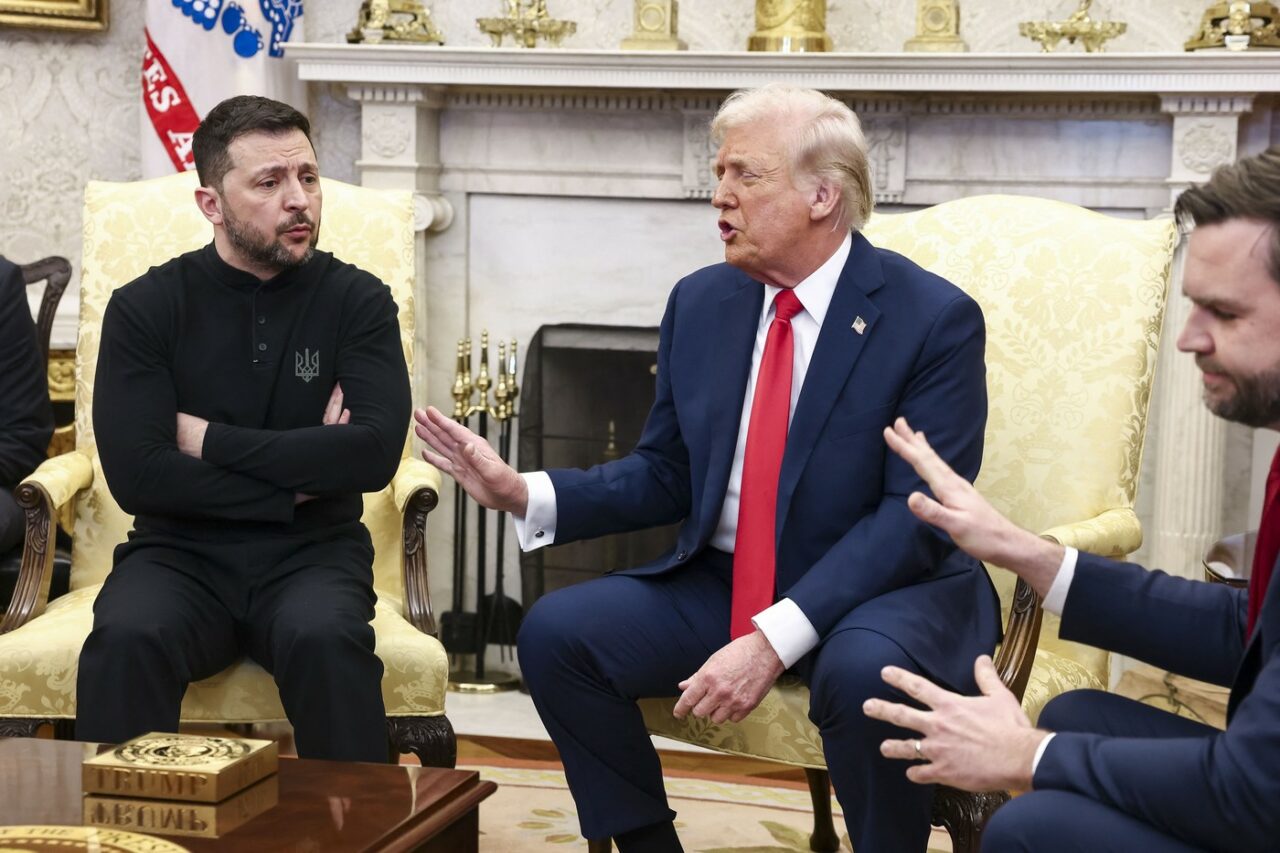 Donald Trump l-a tachinat pe Volodimir Zelenski pentru că a venit îmbrăcat în pulover negru la Casa Albă: „Oh, uite, sunteți bine îmbrăcat”