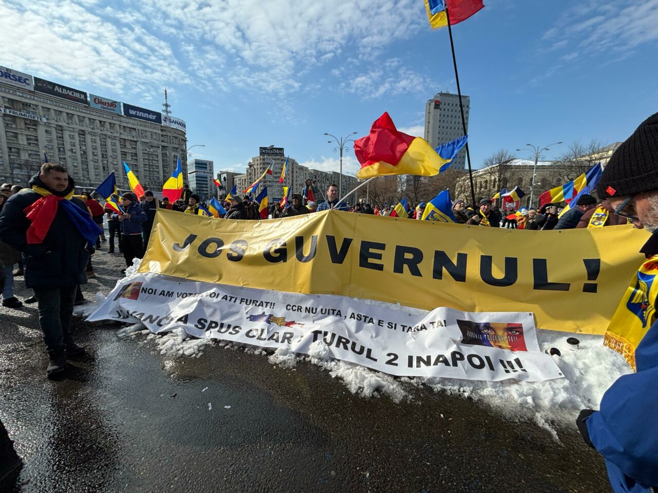 PROTEST în Piața Victoriei! Sute de români cer reluarea turului II și strâng semnături pentru Călin Georgescu. Protestatar, depistat cu un cuțit