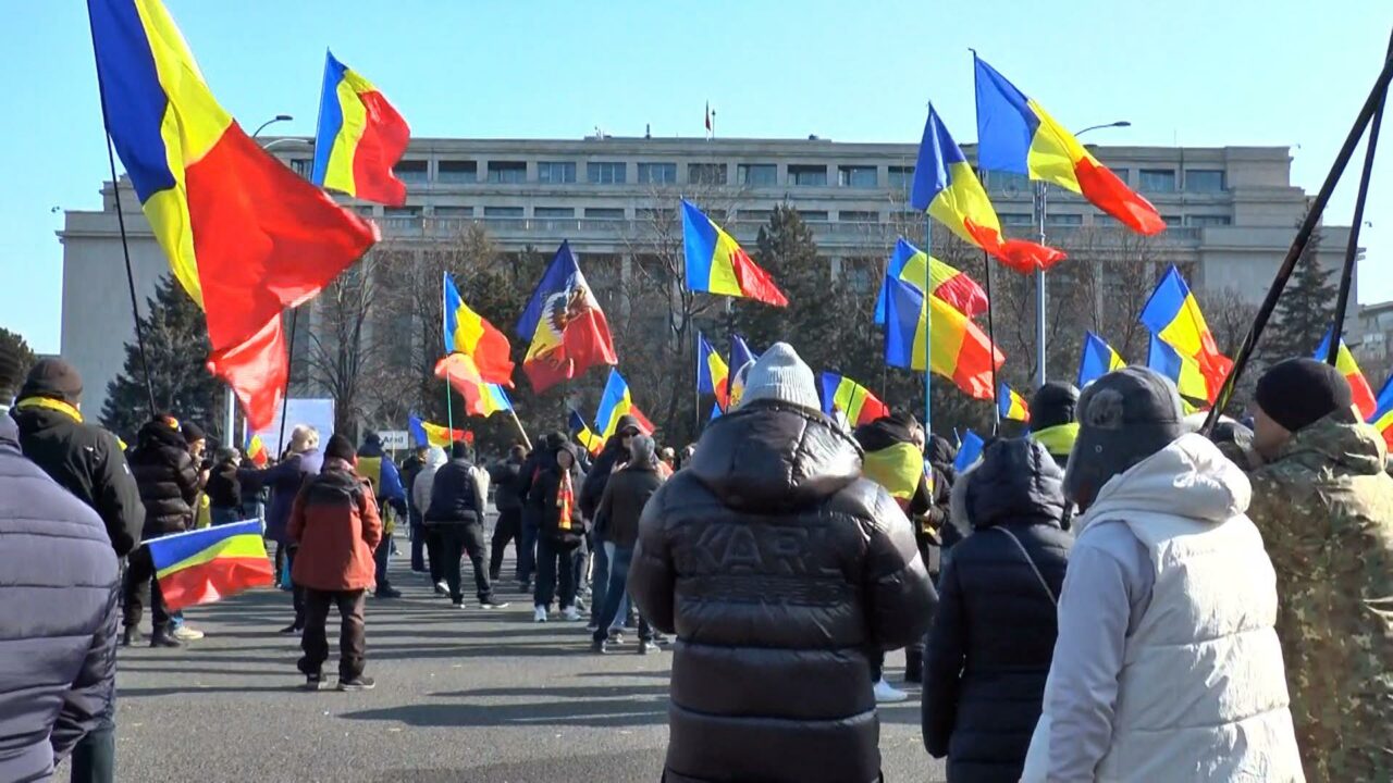 Dosar penal şi amenzi de 10.000 de lei, după manifestația pro-Georgescu din Piaţa Victoriei