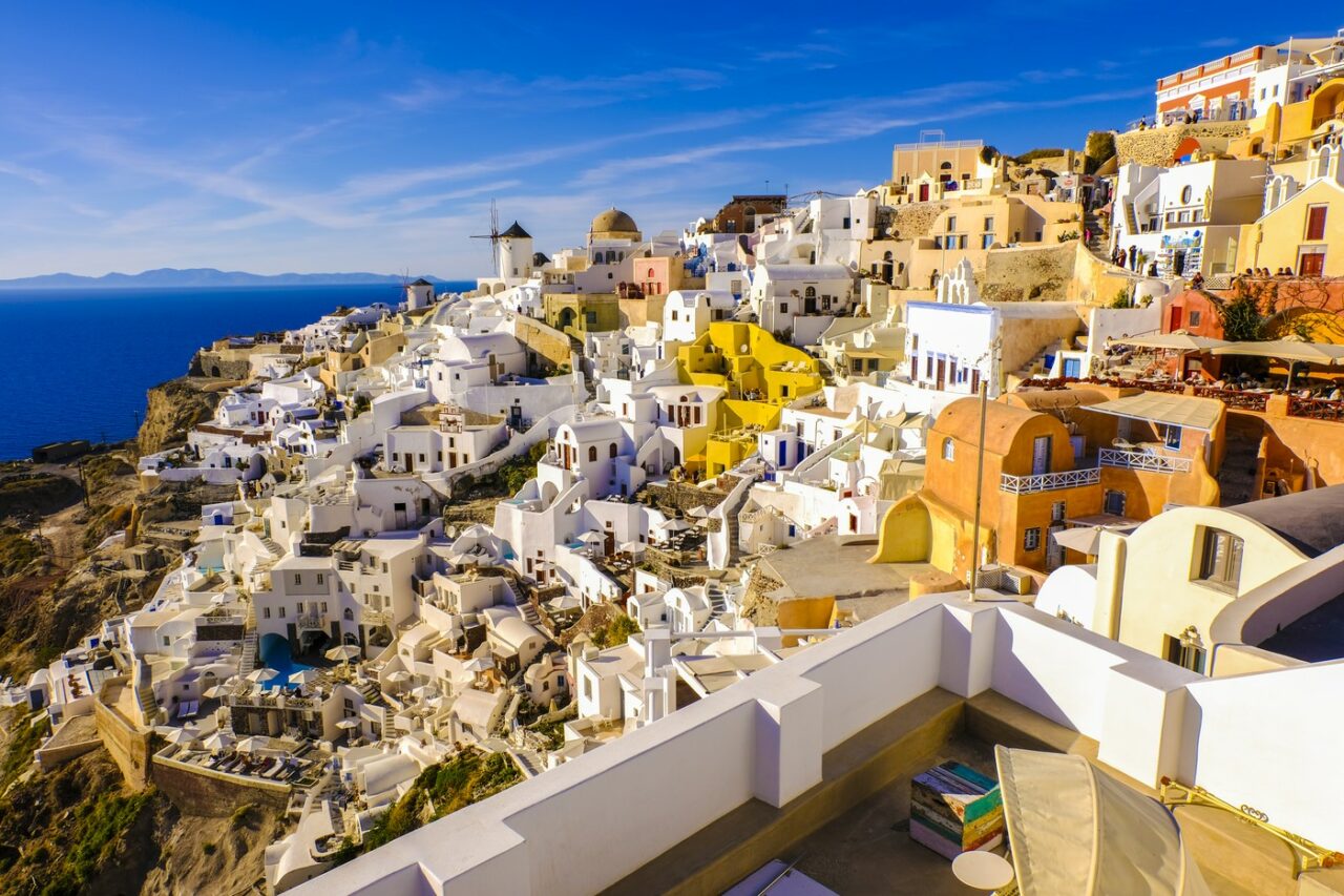 Una dintre cele mai iconice insule din Grecia, sub amenințarea CUTREMURELOR. Mii de oameni au părăsit insula. Școlile au fost închise