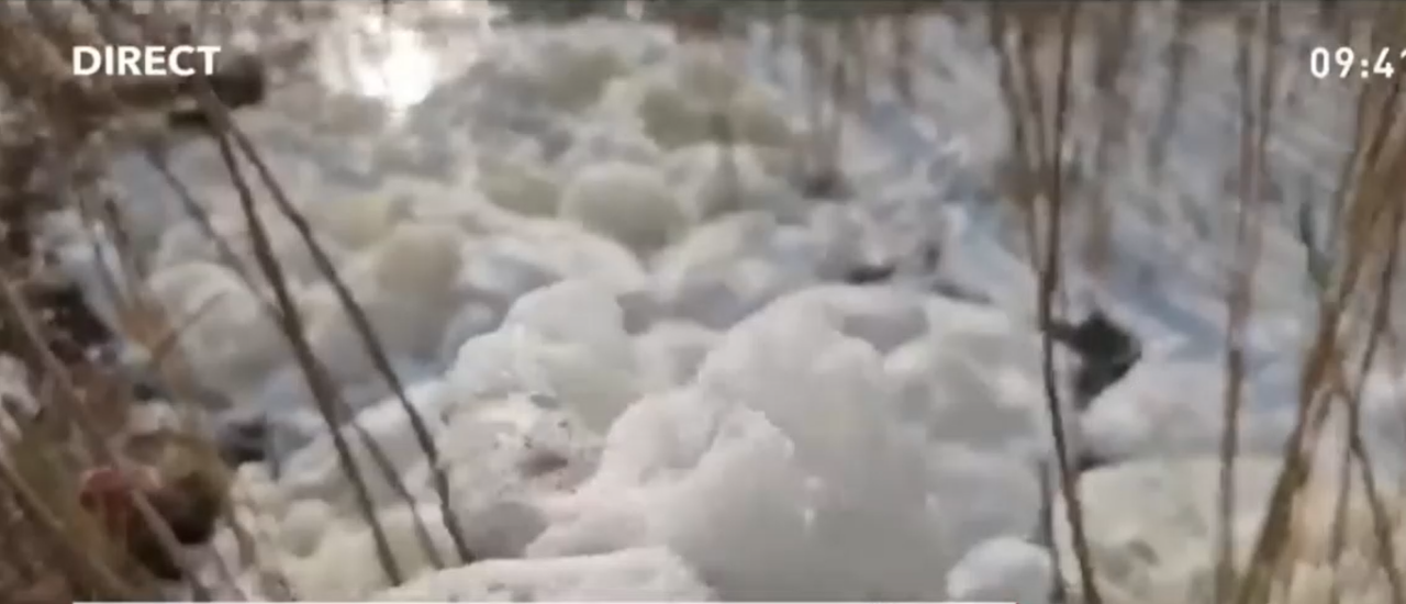 FENOMEN bizar pe litoralul românesc. Lacul Siutghiol a fost acoperit de o spumă densă. Explicația specialiștilor