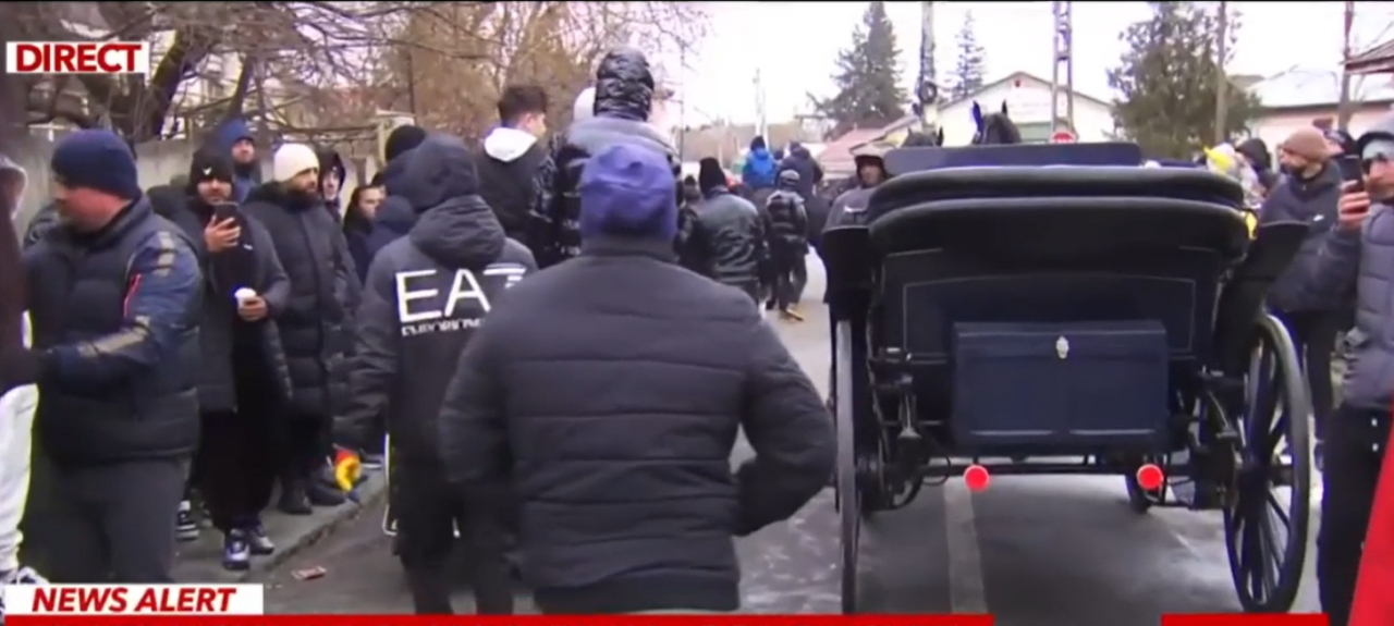 Frații UCIȘI de clanul rival în Urziceni au fost conduși pe ultimul drum în calești trase de cai. Peste 100 de polițiști au patrulat străzile