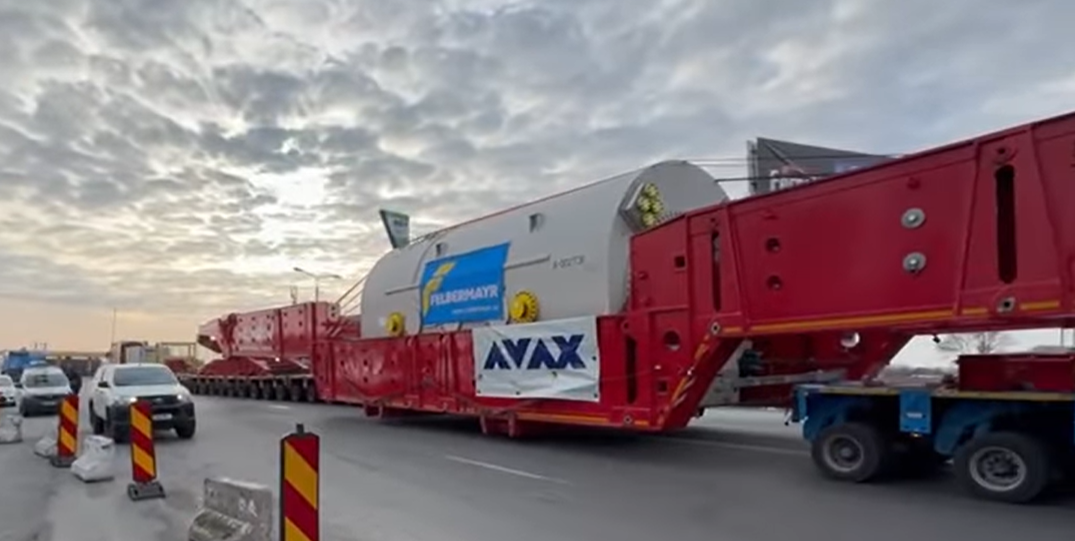 Un transport agabaritic RECORD pentru România traversează țara către Termocentrala Mintia: Are 128 de metri lungime și 788 de tone