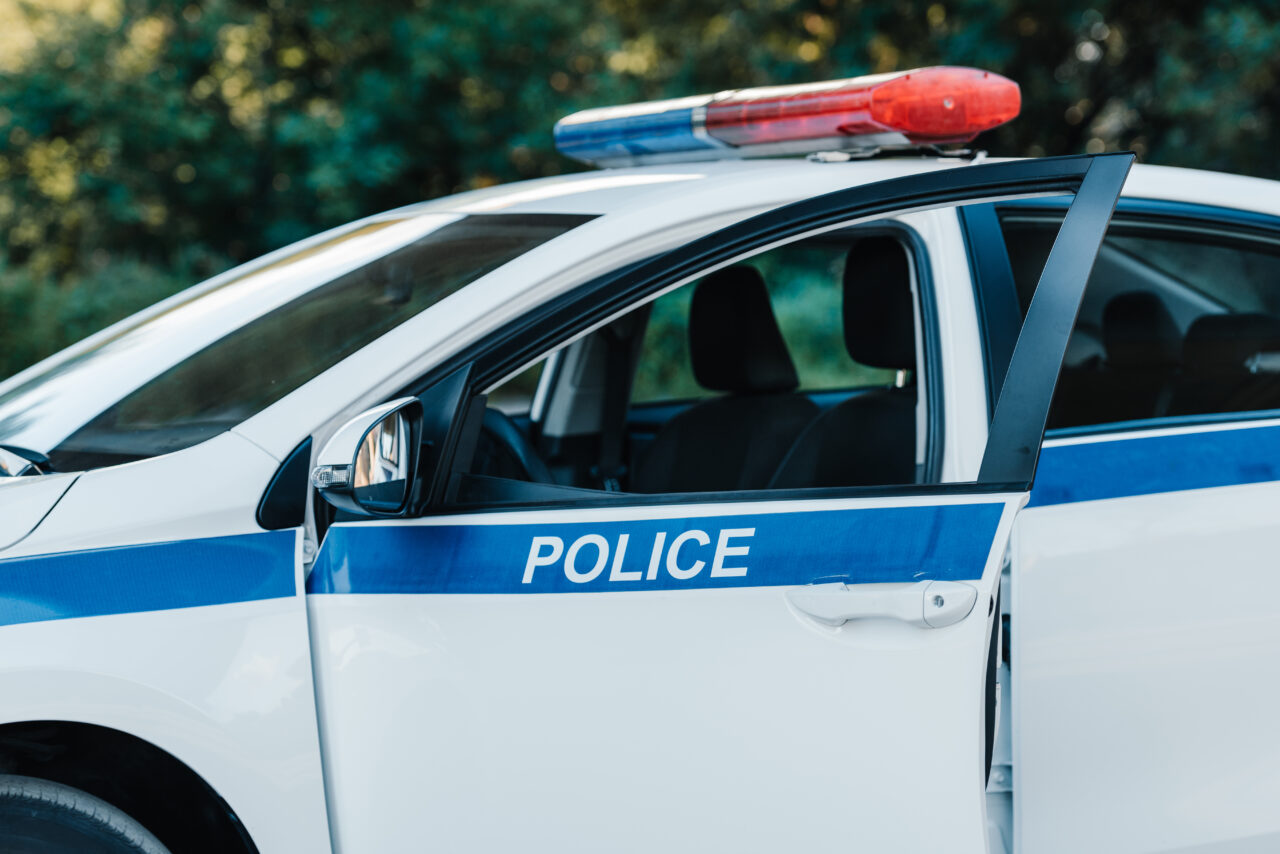 Câți ani de închisoare riscă un șofer care a MUȘCAT un polițist și l-a lovit pe un altul. Bărbatul a fost trimis în judecată