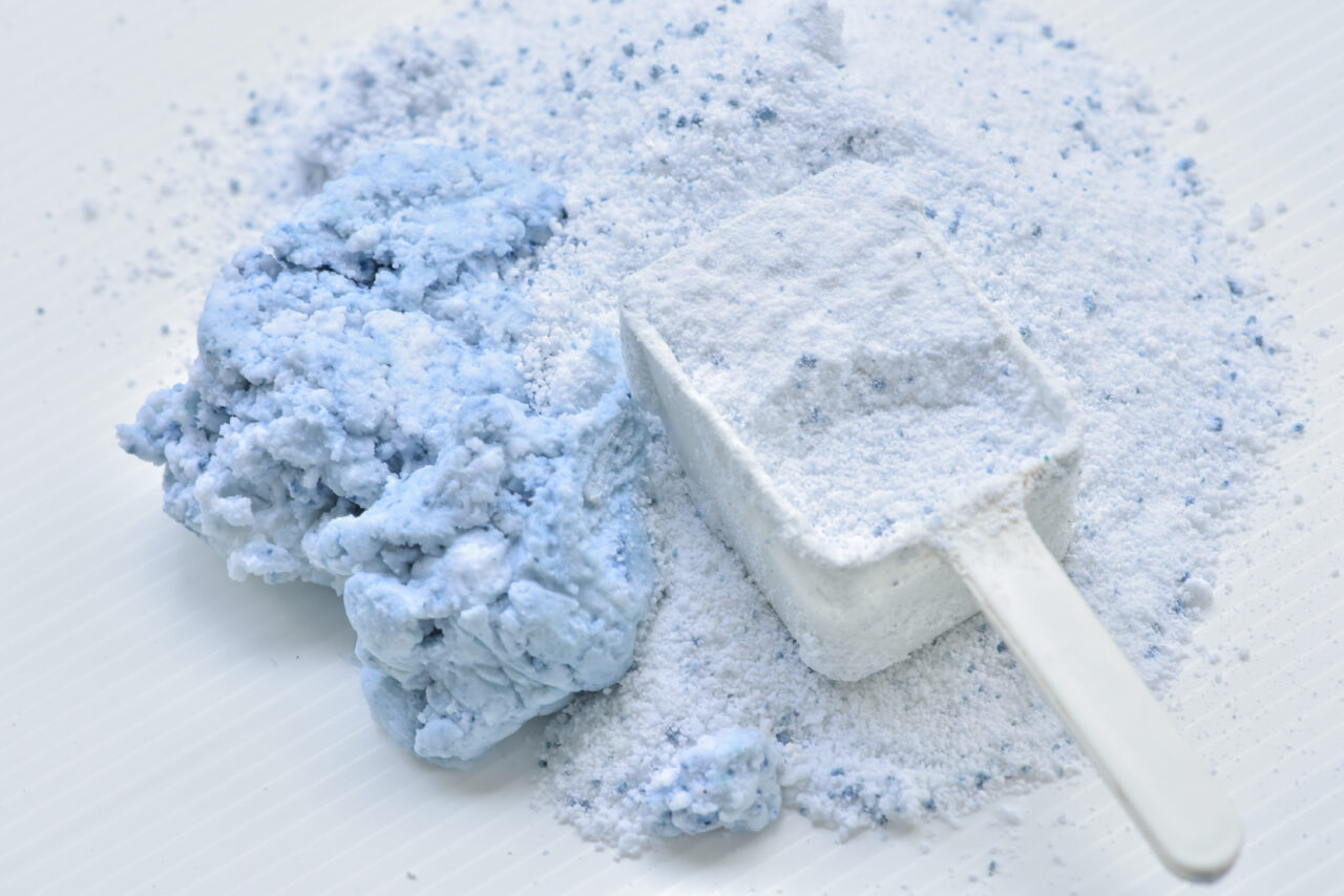 Cât a ajuns să coste o pungă de detergent, pentru 40 de spălări, în România.  Sunt practicate printre cele mai mari prețuri din Europa