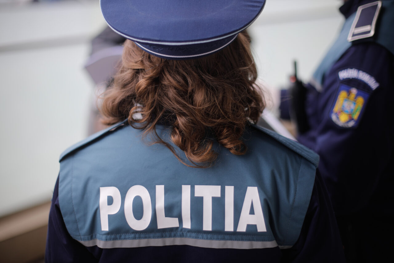 Sindicatul Europol raportează că polițiștii români au uniforme SCUMPE, dar de proastă calitate. Acestea s-ar degrada încă de la prima spălare