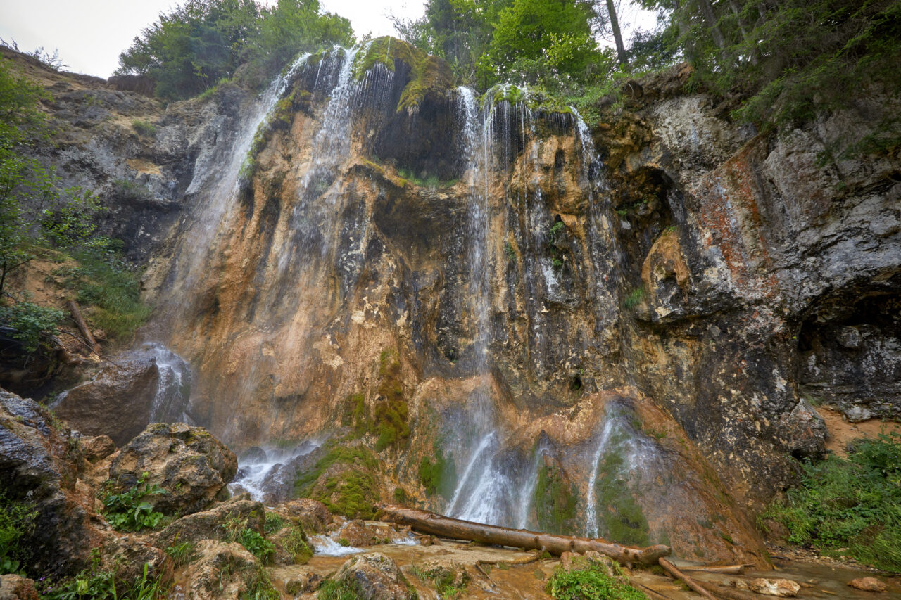 Fenomen spectaculos în Munții Apuseni. Turiștii au rămas uimiți când au ajuns la Cascada de la Vidra: „Nu am cuvinte”