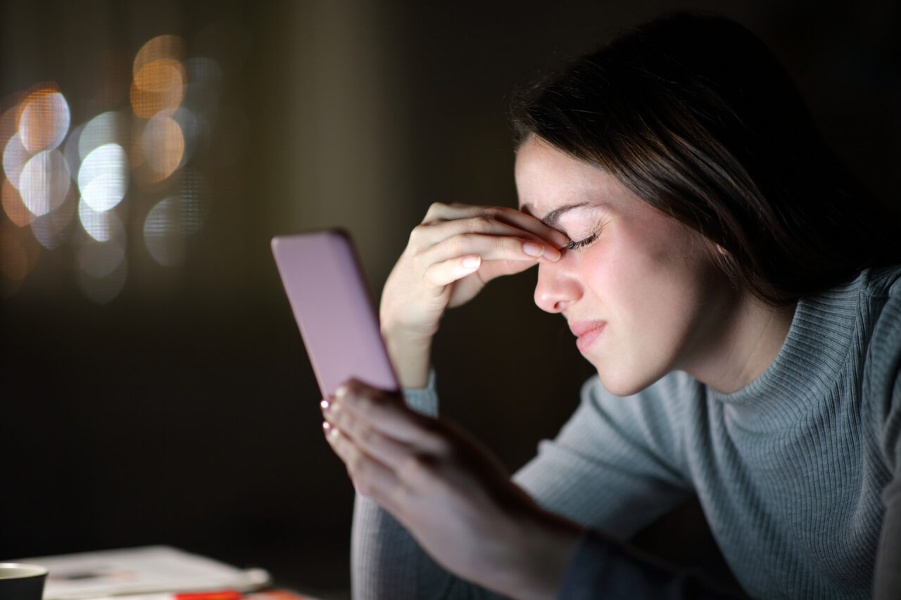 Riscurile la care te expui dacă te uiți prea mult la ecranul unui telefon, conform unui studiu realizat de cercetători din Coreea de Sud