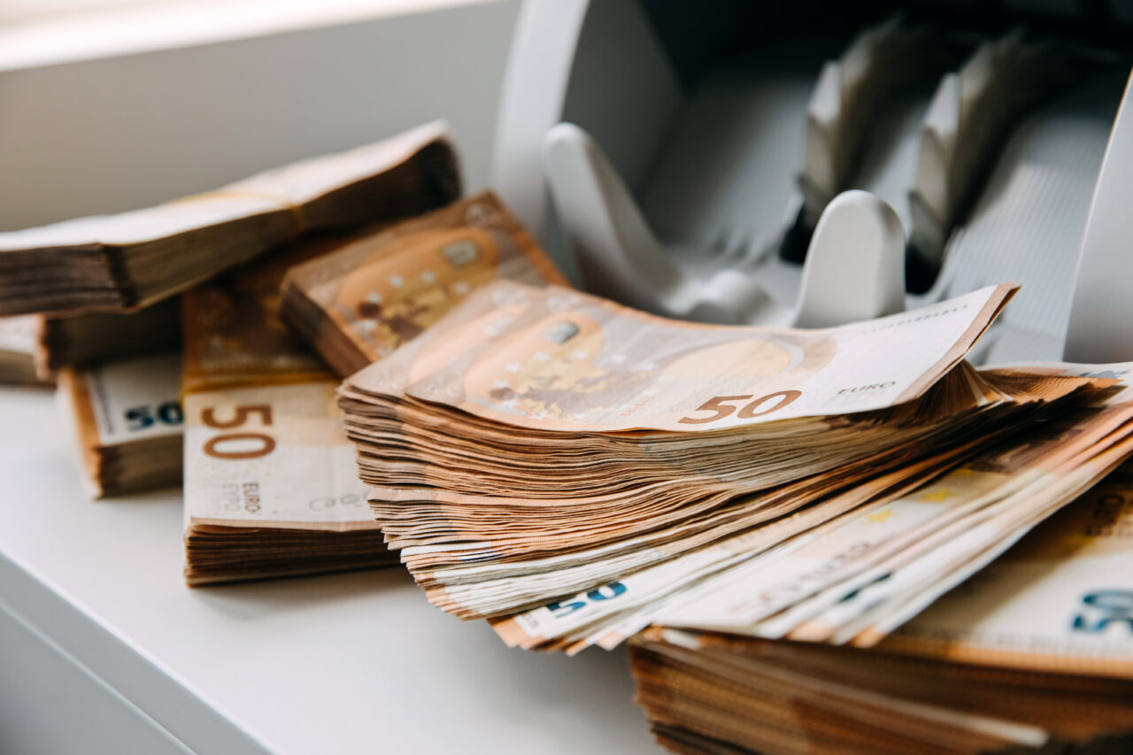 Ce au făcut câțiva liceeni după ce au găsit un pachet cu 97.000 de euro pe o stradă din Atena. Polițiștii au rămas uimiți
