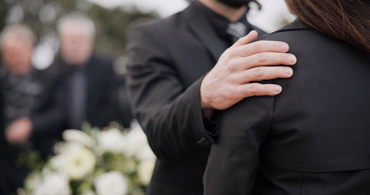 Scandal la Slatina între administratorul cimitirului și primar. Localnicii, revoltați că nu se mai fac înmormântări în weekend